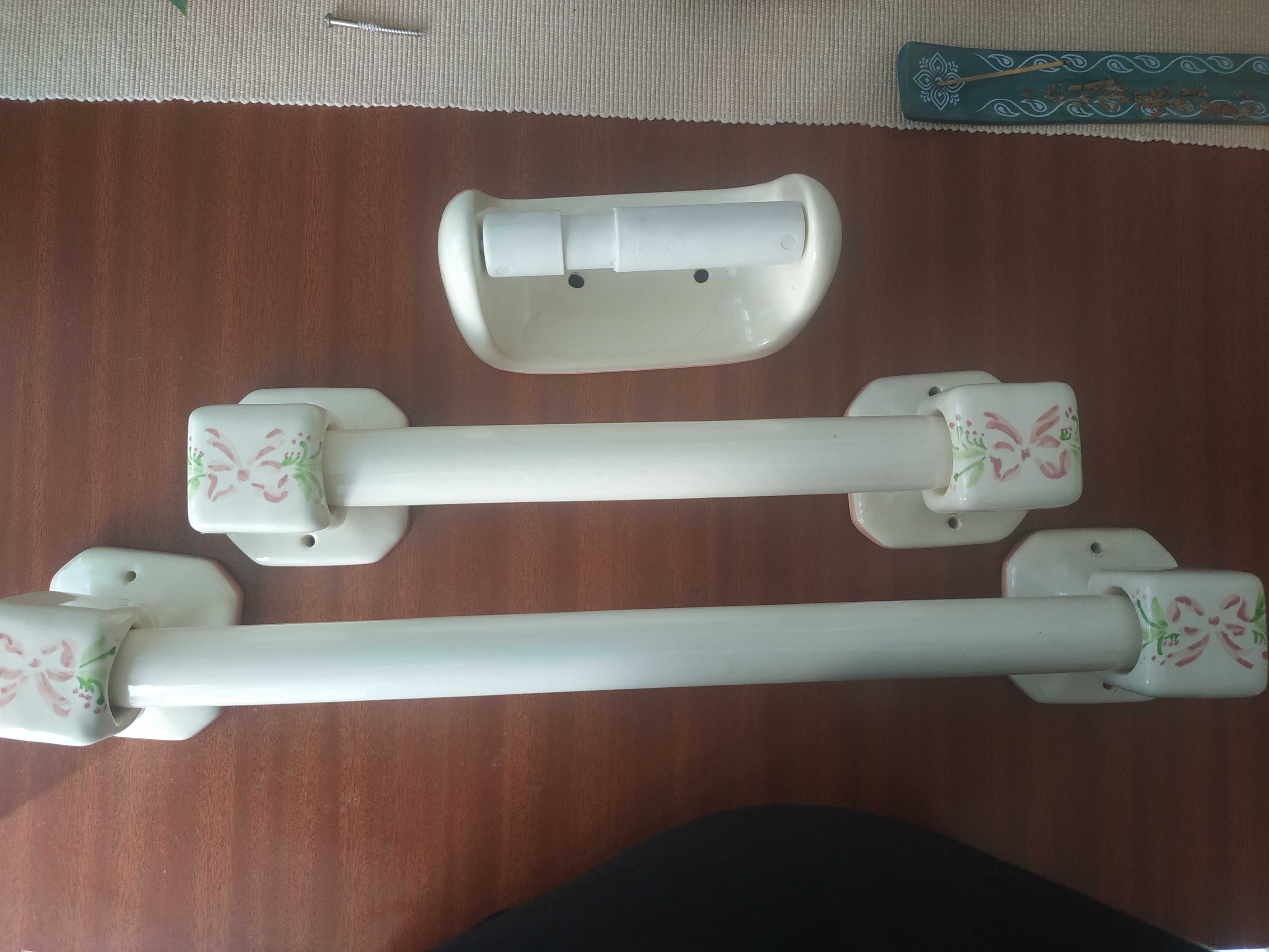 Conjunto wc em cerâmica, com prateleira 40cm e 2 toalheiros