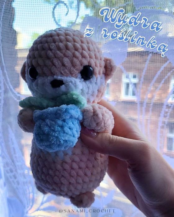 Wydra z roślinką, pluszak, maskotka na szydełku, zabawka na szydełku