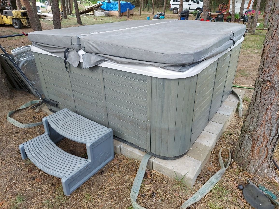 Jacuzzi ogrodowe 5 osobowe 2m x 2m Premium Leisure na Balboa.