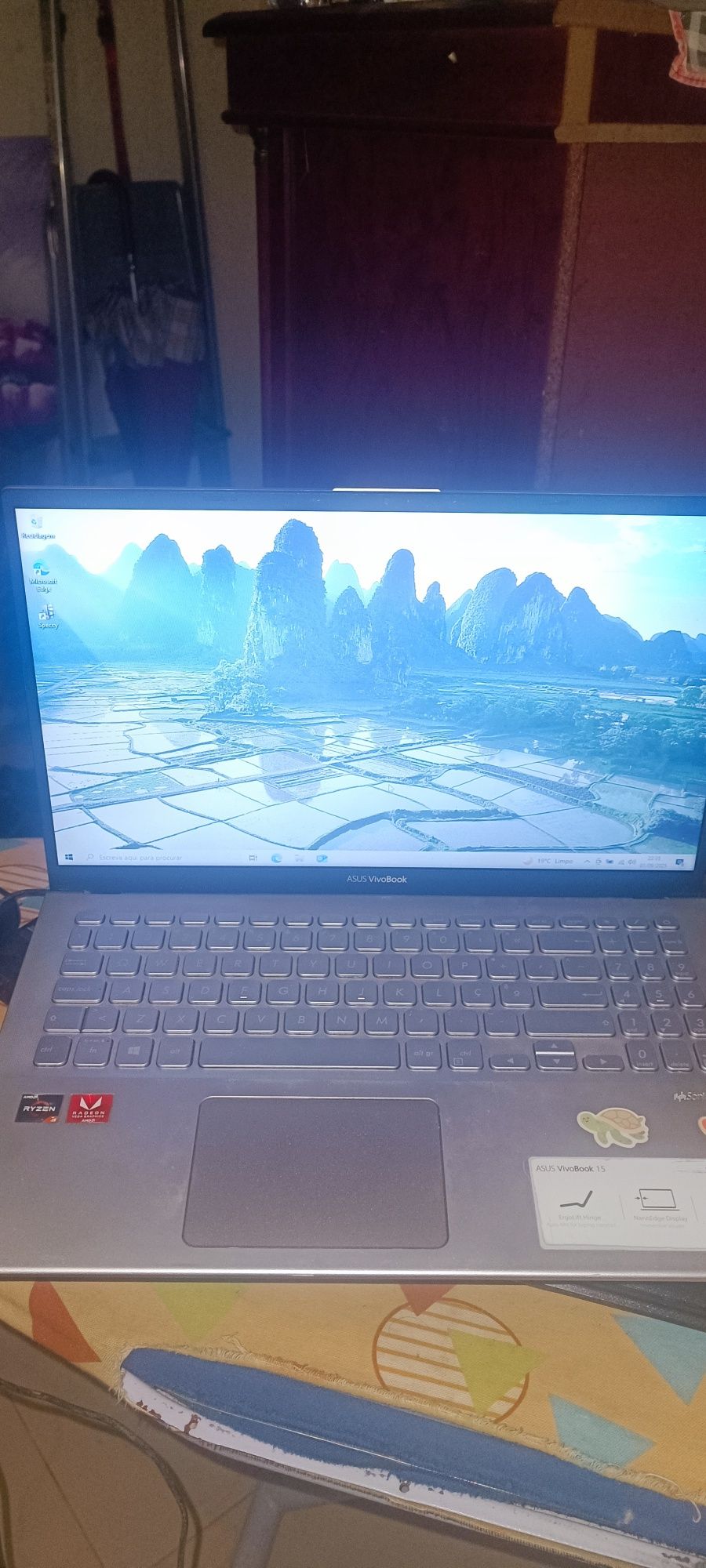 ASUS vivobook 15 ryzen 3