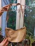 Saszetka-nerka typu crossbody wykonana ze skóry bydlęcej
