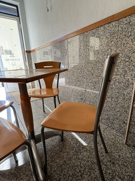 Mesas e cadeiras de café
