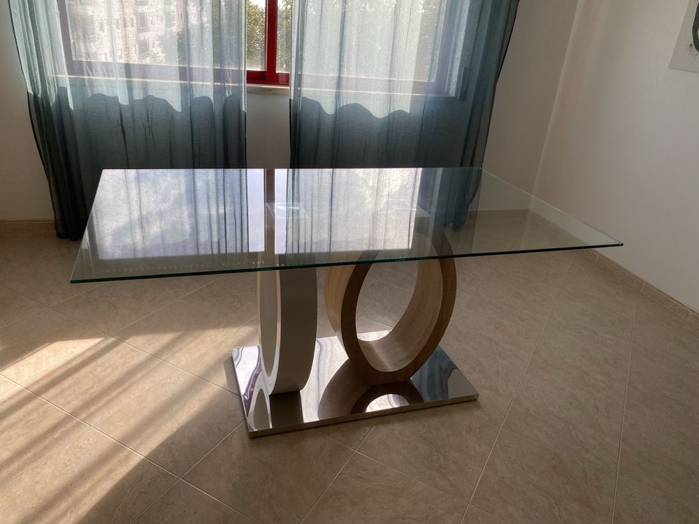 Mesa de jantar com tampo em vidro
