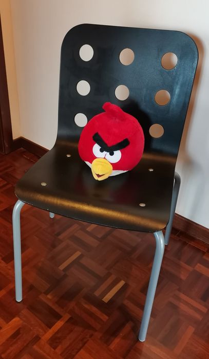 Cadeira e banco pretos