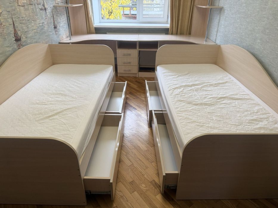 Два односпальних ліжка з матрасами + великий стіл на двох