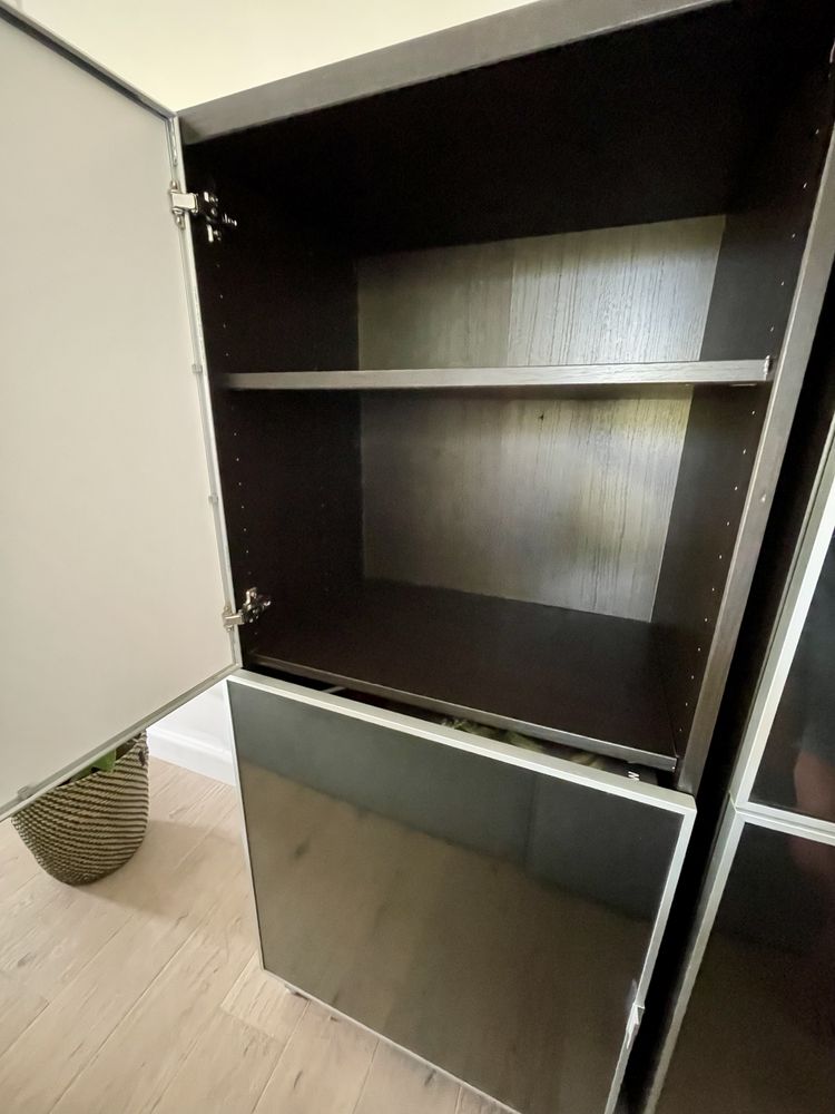 Wysoka (139 cm) czarna komoda, witryna, regał Ikea, przeszklona