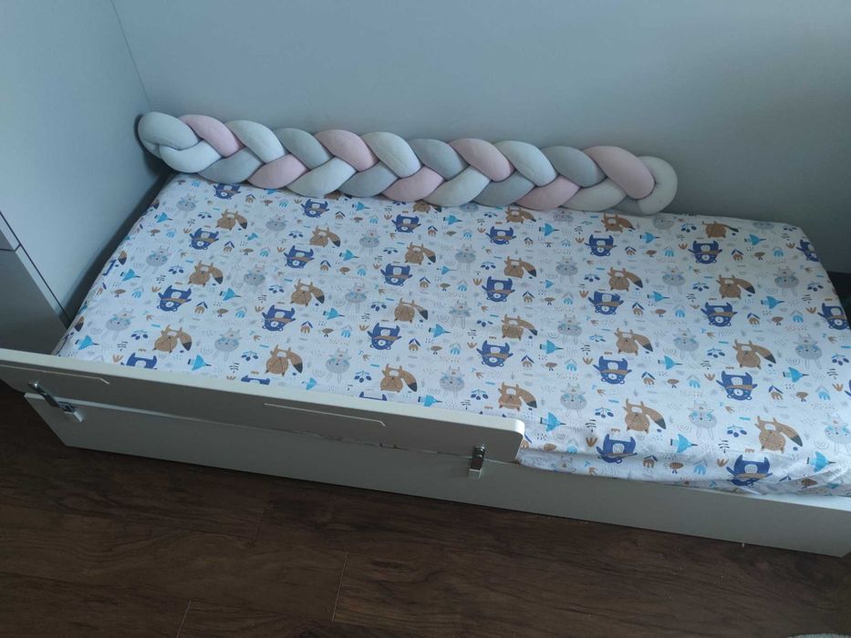 Drewniane łóżko dziecięce