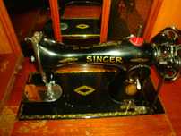 Máquina costura antiga Singer + oferta baú antigo e quadro