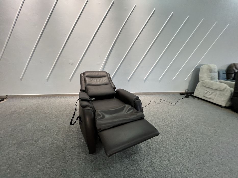 Крісло темно коричневе шкіряне реклайнер електро привід Hukla