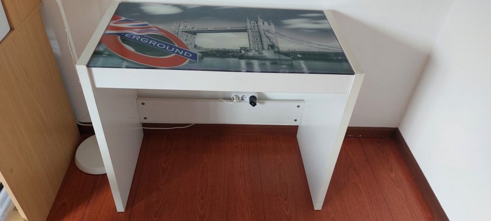 Secretária com tampo de vidro