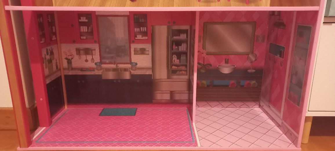 Casa das Barbies em madeira Entrego em Mem-Martins  a porta de casa..