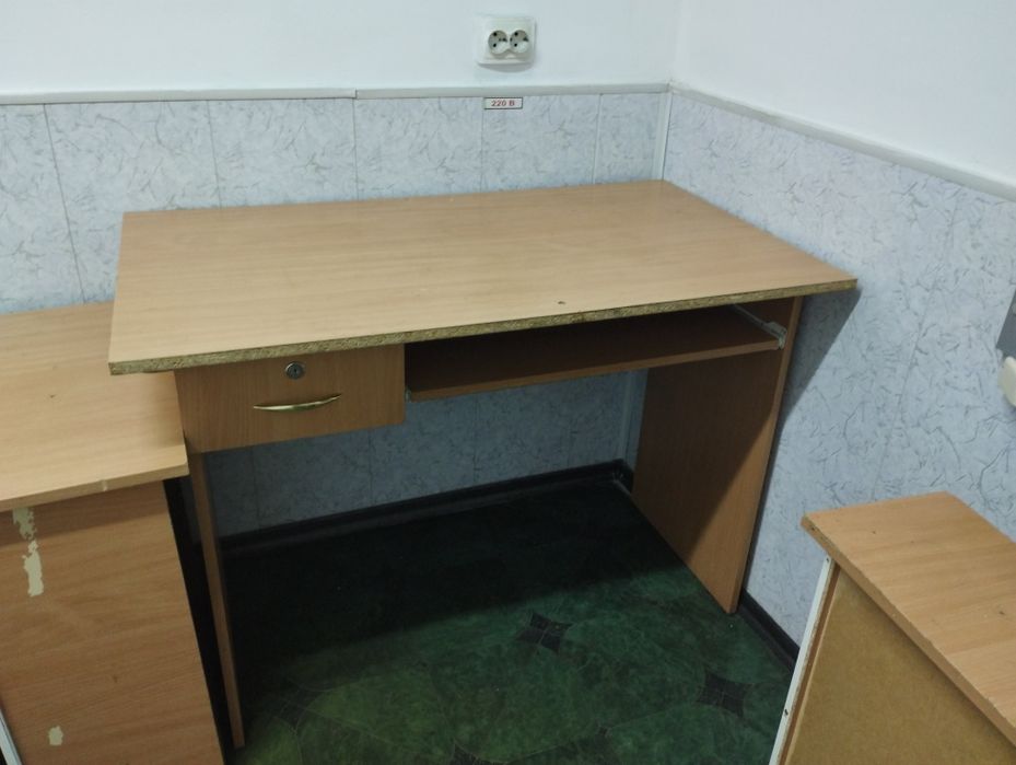 Стіл офісний вживаний