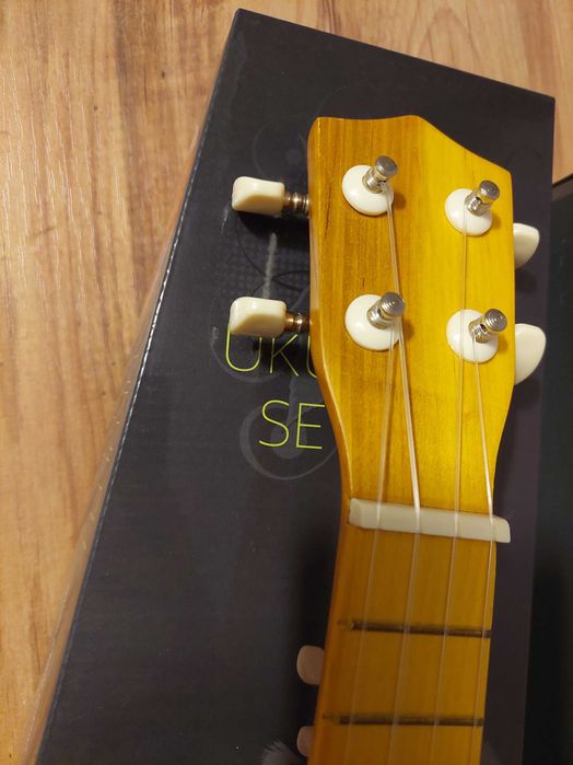 Ukulele z elektrycznym stroikiem