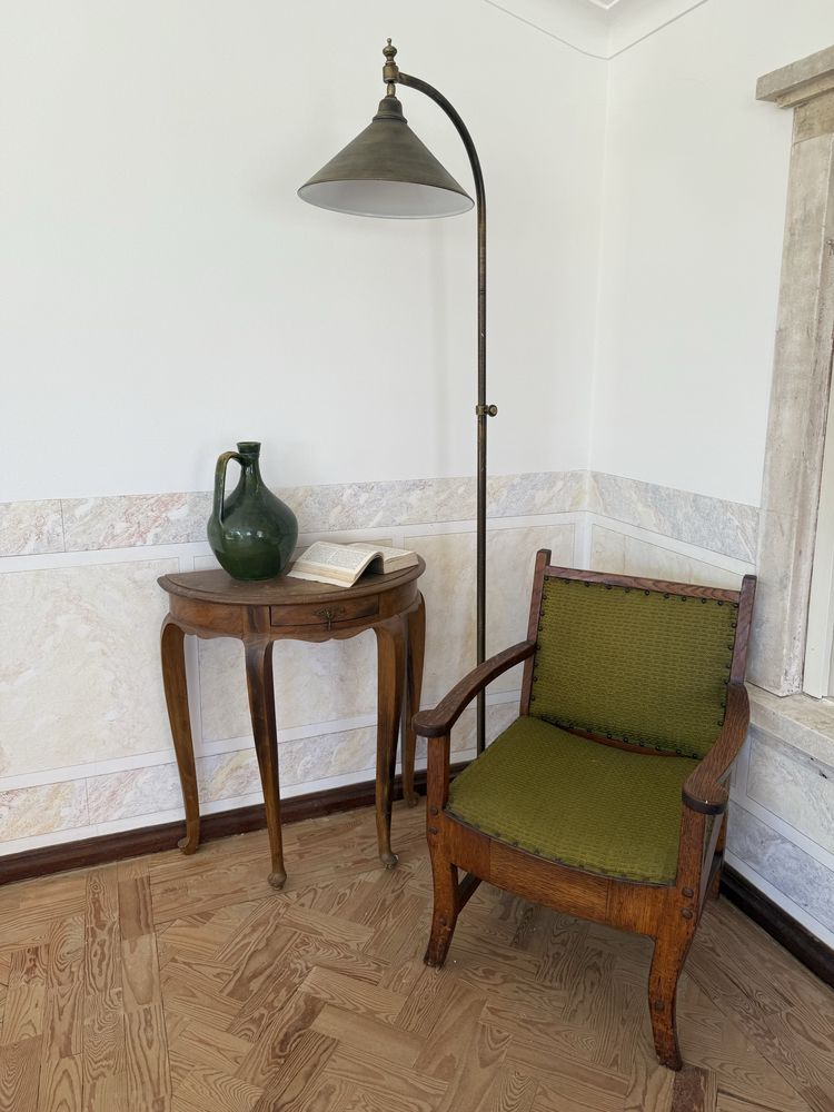Conjunto leitura vintage - Cadeirao, mesa, candeeiro de pé