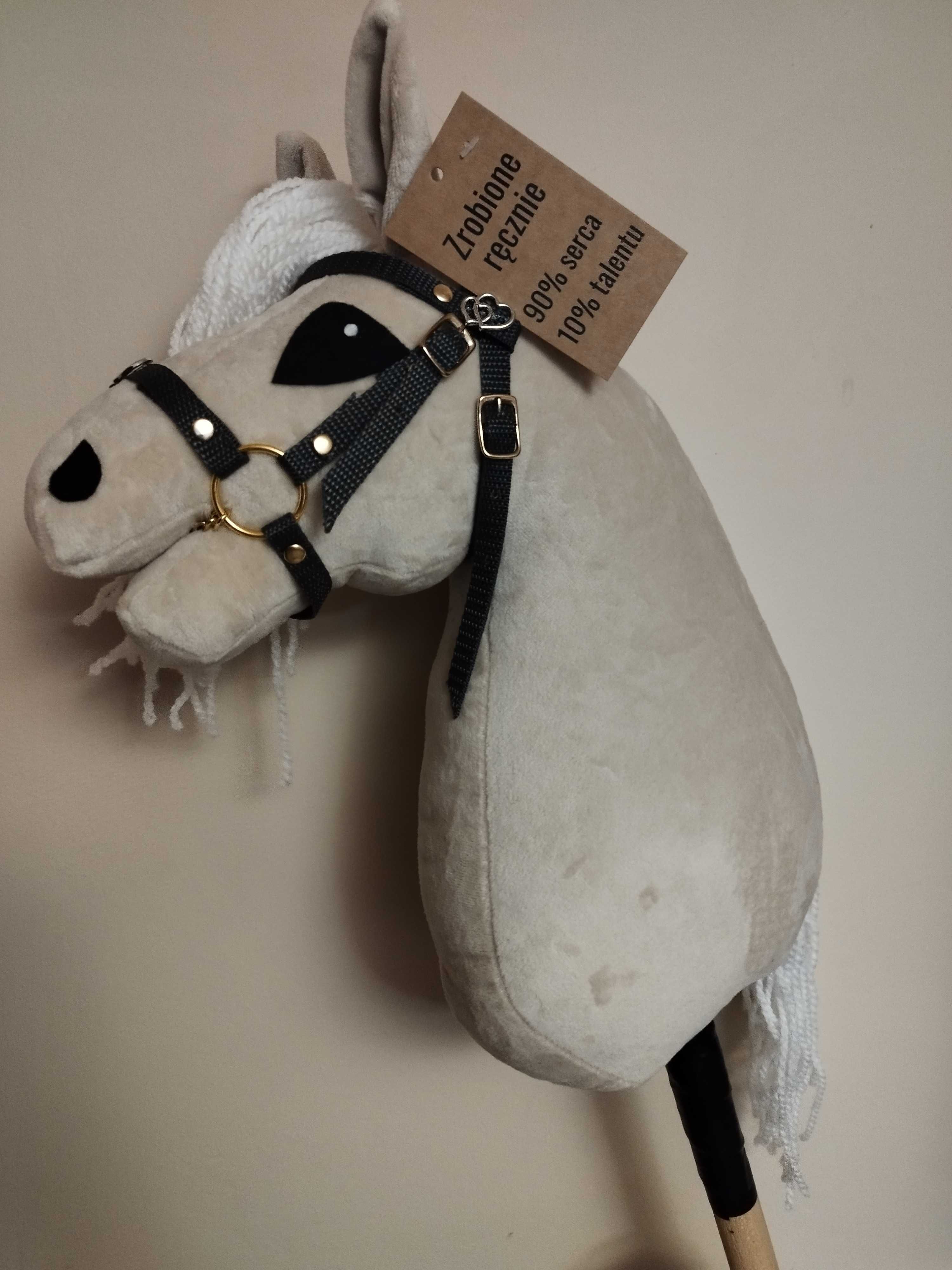 Hobby horse koń na kiju kawa z mlekiem