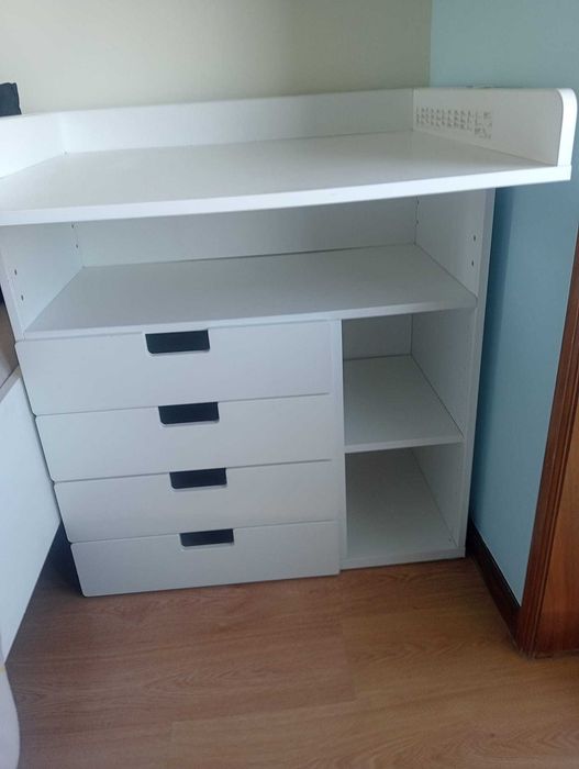 Muda fraldas com 4 gavetas, muito espaço para arrumação
