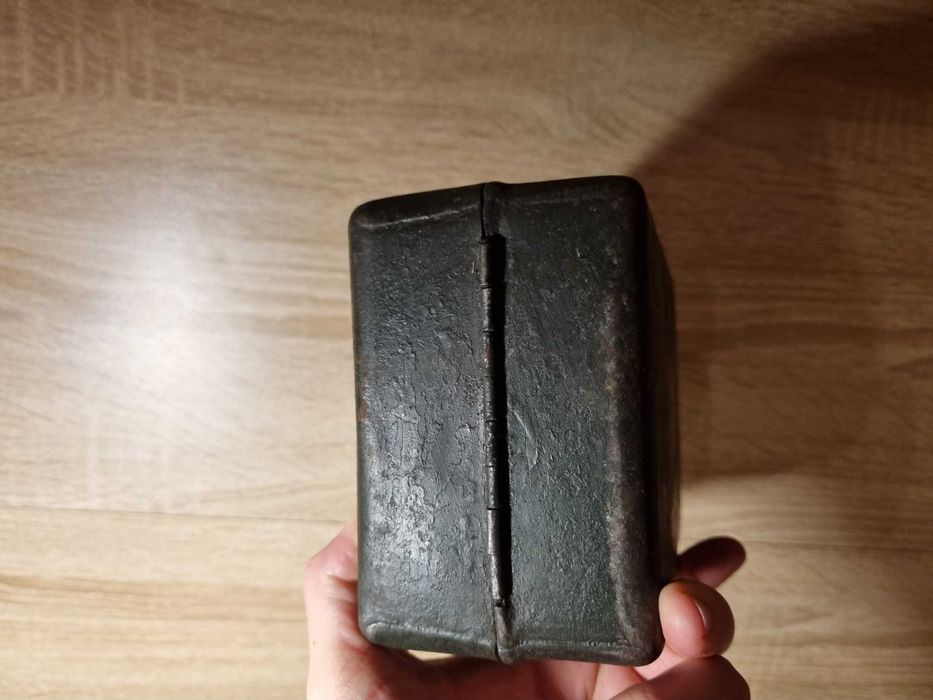 Stara metalowa apteczka PRL/ II WŚ?