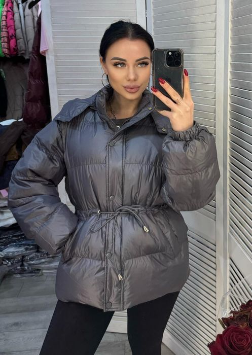 Жіноча куртка з поясом