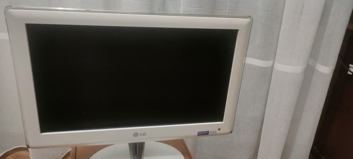 Продам телевизор lg 19lu4000