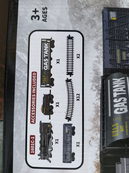 Kolejka elektryczna lokomotywa z wagonami