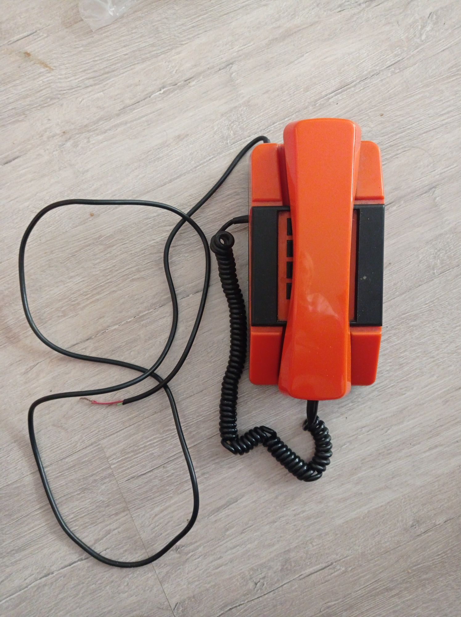 Telefon stacjonarny.