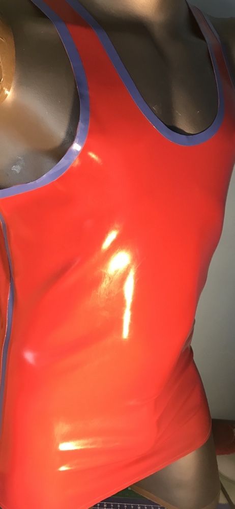 Podkoszulek top meski latex lateks