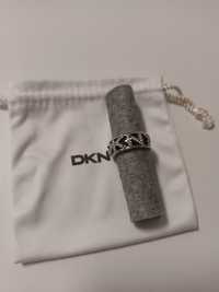 Aliança da marca DKNY em preto. Portes incluídos.