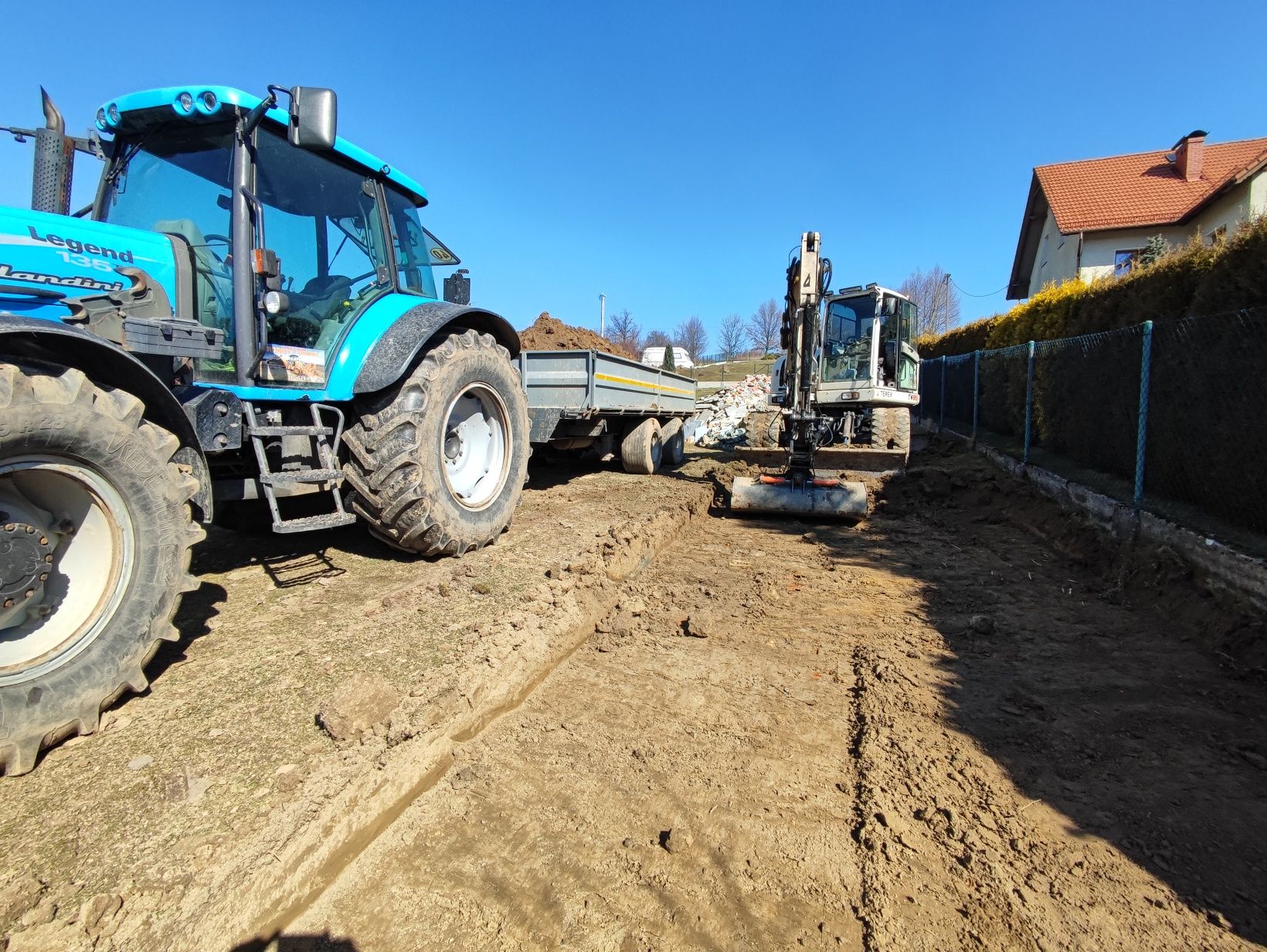 Budowa wjazdów dróg, wykopy pod piwnice fundamenty wyburzenia