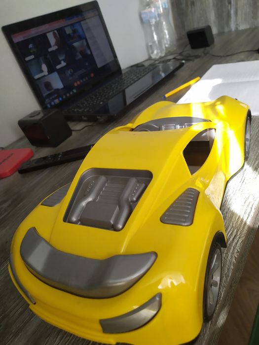 Іграшкова машина в ідеальному стані