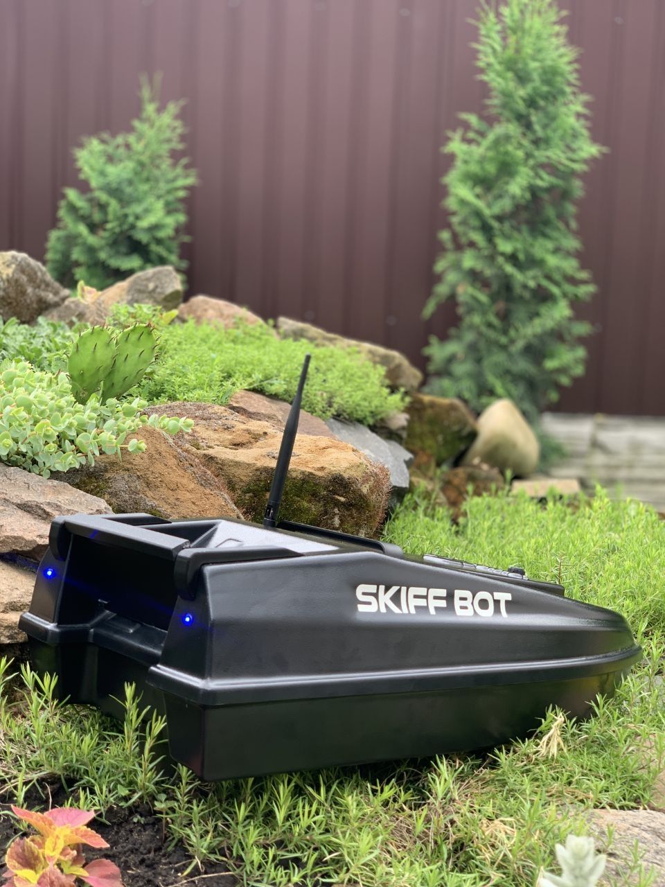 Прикормочний кораблик Skiff Bot Mini з GPS автопілотом та глибиноміром