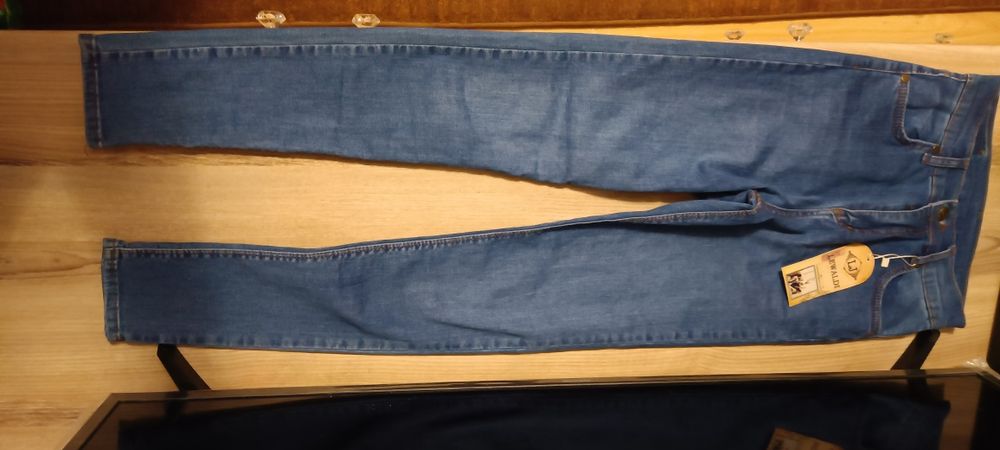 Джинси жіночі скіні.