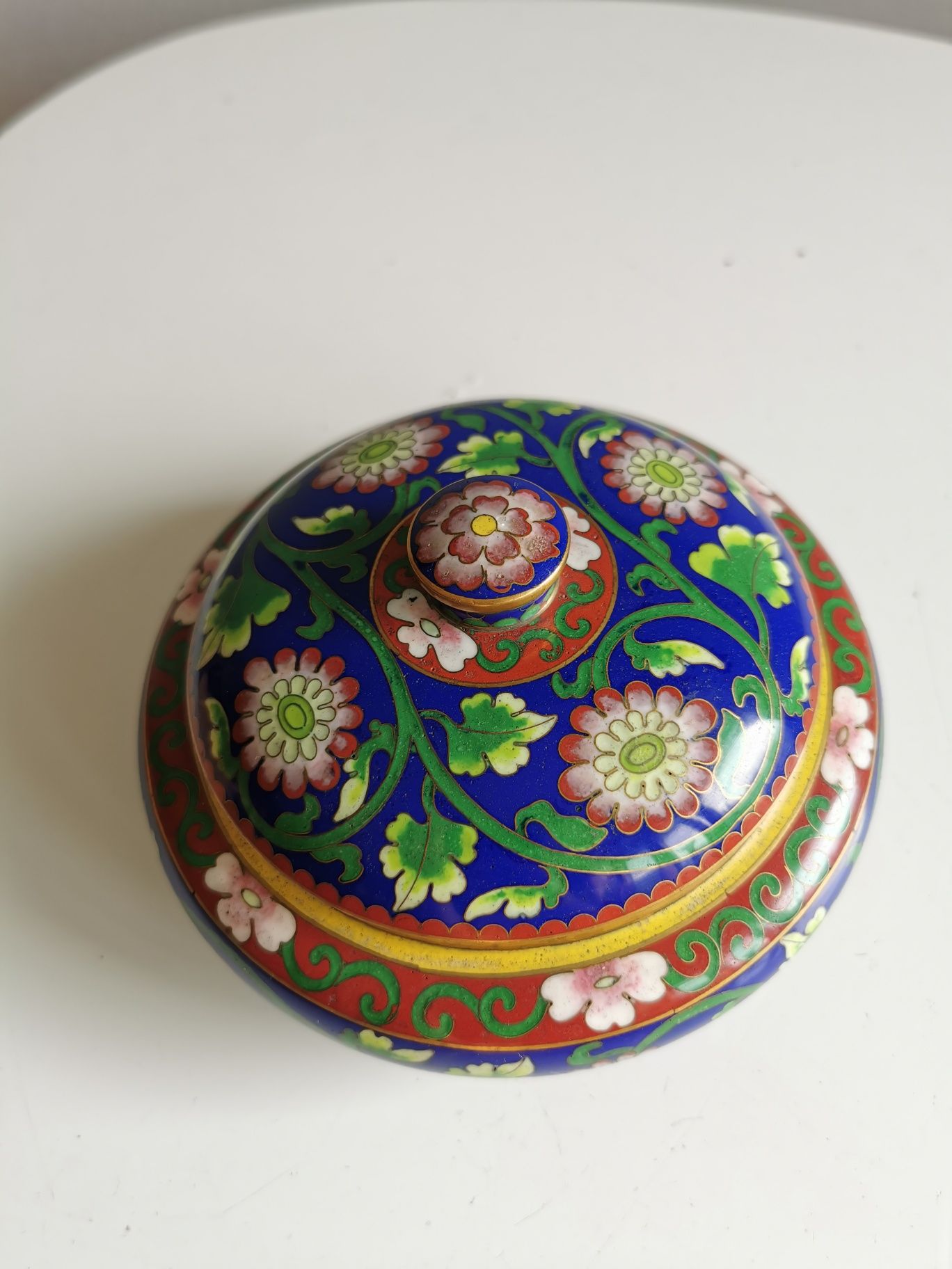 Cloisonne zdobione puzderko Chiny emalia + mosiądz