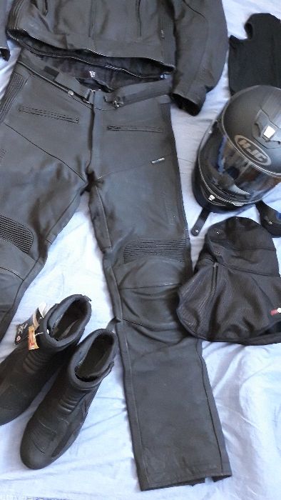Kurtka, spodnie, rękawiczki, kask na motor, łańcuch.
