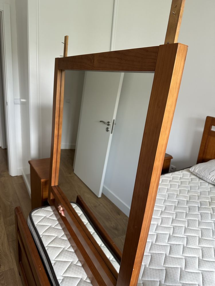 Quarto completo: cama, comoda e 2 criados mudo