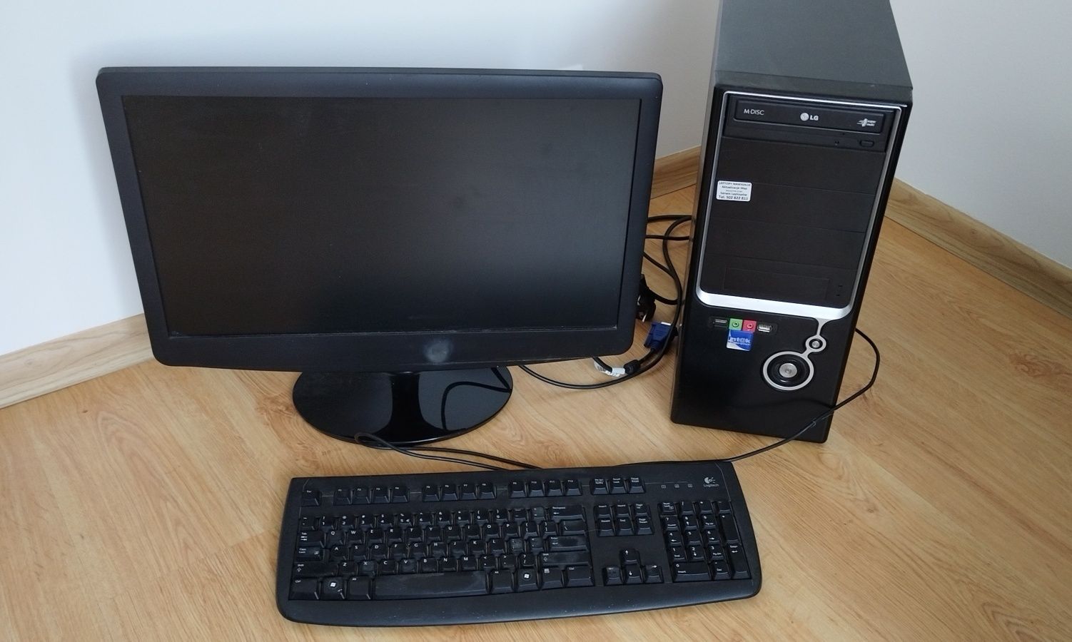 Zestaw komputer ,monitor i klawiatura