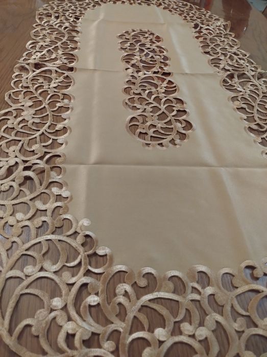 Bieżnik obrus haftowany na stół