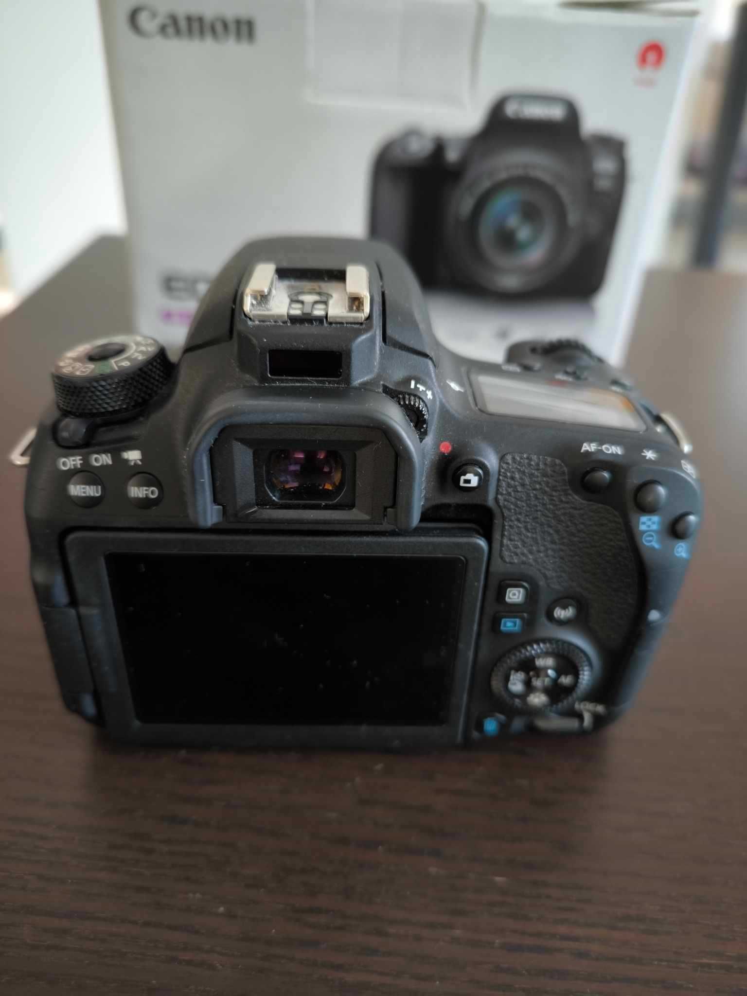 Aparat Canon  EOS 77D + obiektyw EFS 18-55mm Prawie jak nowy