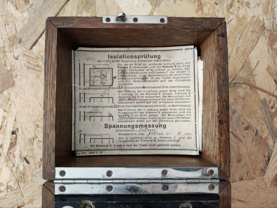 Niemiecki woltomierz przenośny miernik napięcia z II Wojny Światowej