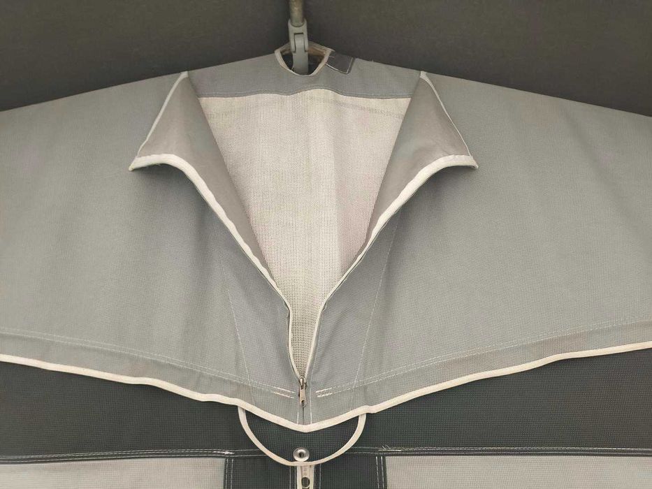 Przedsionek do przyczepy 925-950 cm z aneksem bocznym.