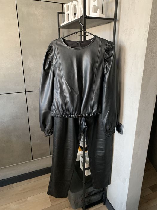 Костюм Zara, екошкіра, розмір М-L, гарний стан, якісна тканина, теплий