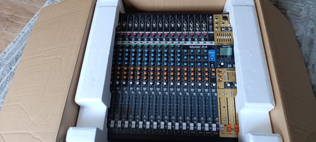 Tascam Model 24 - mesa mistura/recorder/interface
