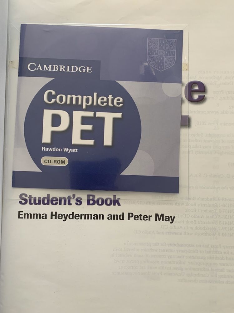 Livro de inglês Cambridge exame PET complete