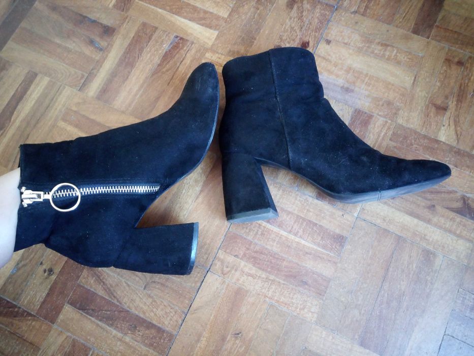 Botas em camurça pretas, meio altas