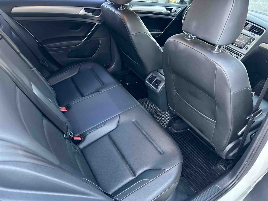 Volkswagen  Golf  2015 року.