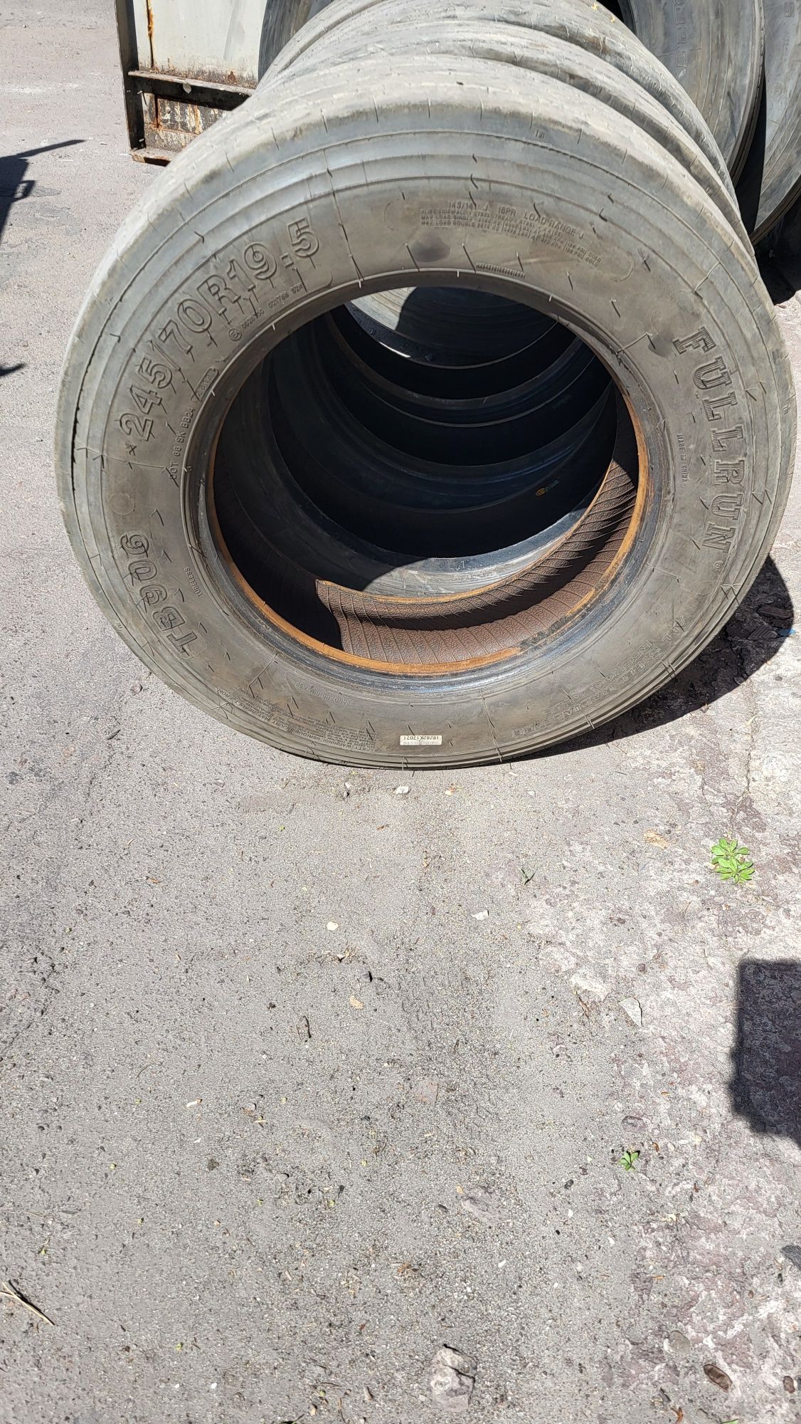 Продам шины б/у 245/70R19.5