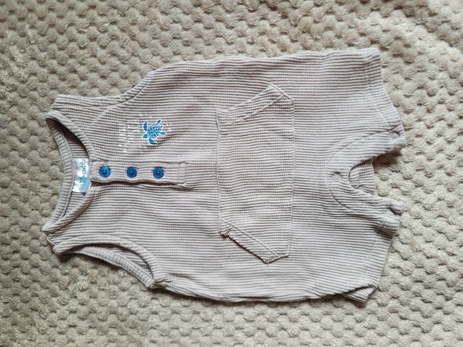 Rampers rozmiar 62, wytłoczony materiał "waflowy" szare w morski motyw