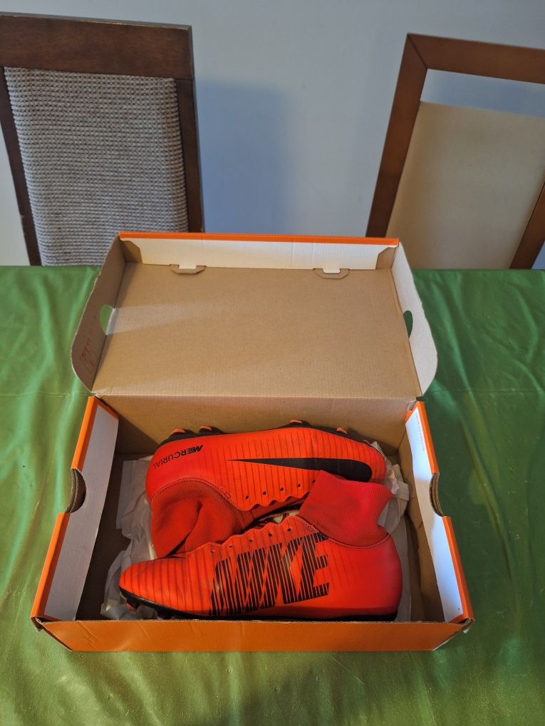 Chuteiras da nike vermelhas