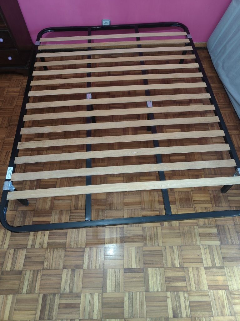Cama com colchão e estrado
