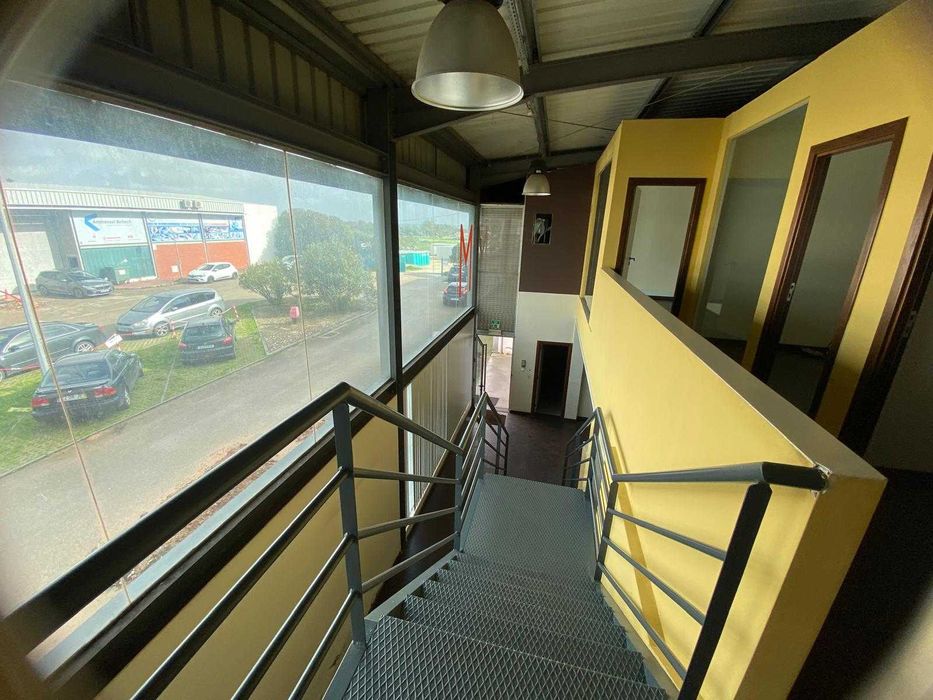 Armazém com Escritórios e Logradouro na Moita - Carvalhinho