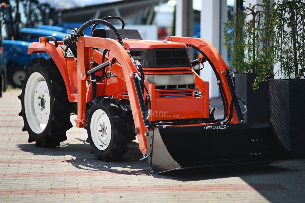 Ciągnik Kubota GT3D 4x4 - 21KM z przednim ładowaczem